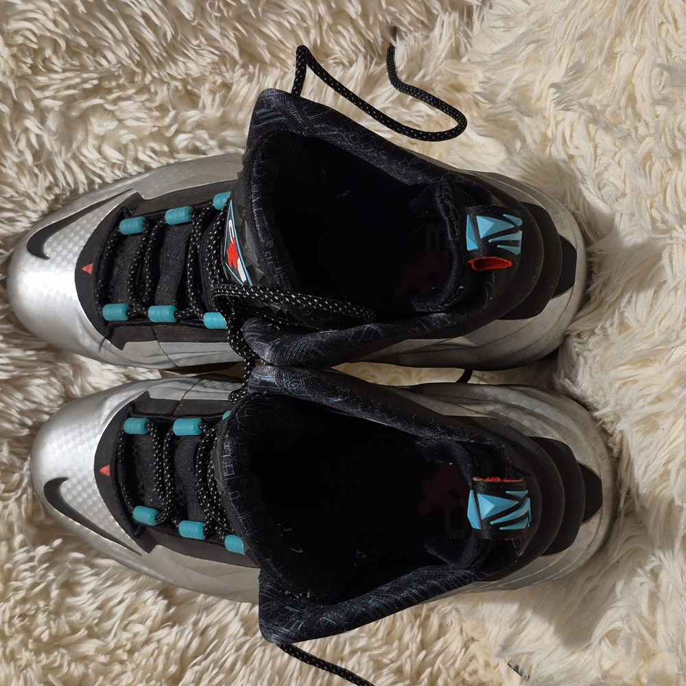 Men Silver and Black Athletic Shoes - Picture 4 of 6